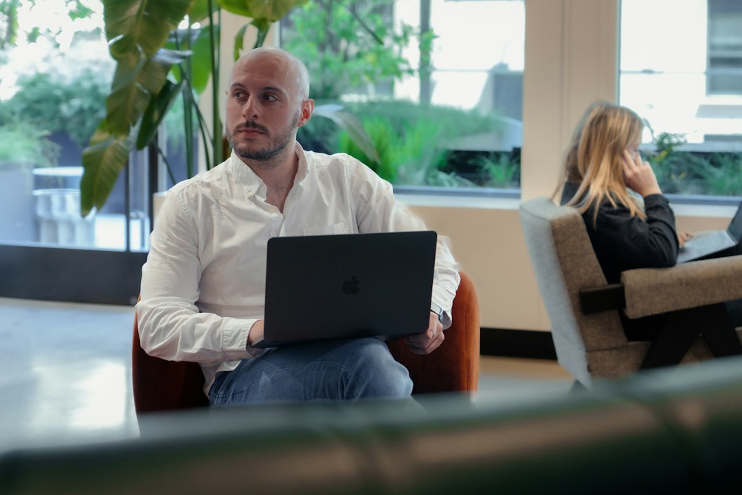 Gespräch über Arbeit am Laptop